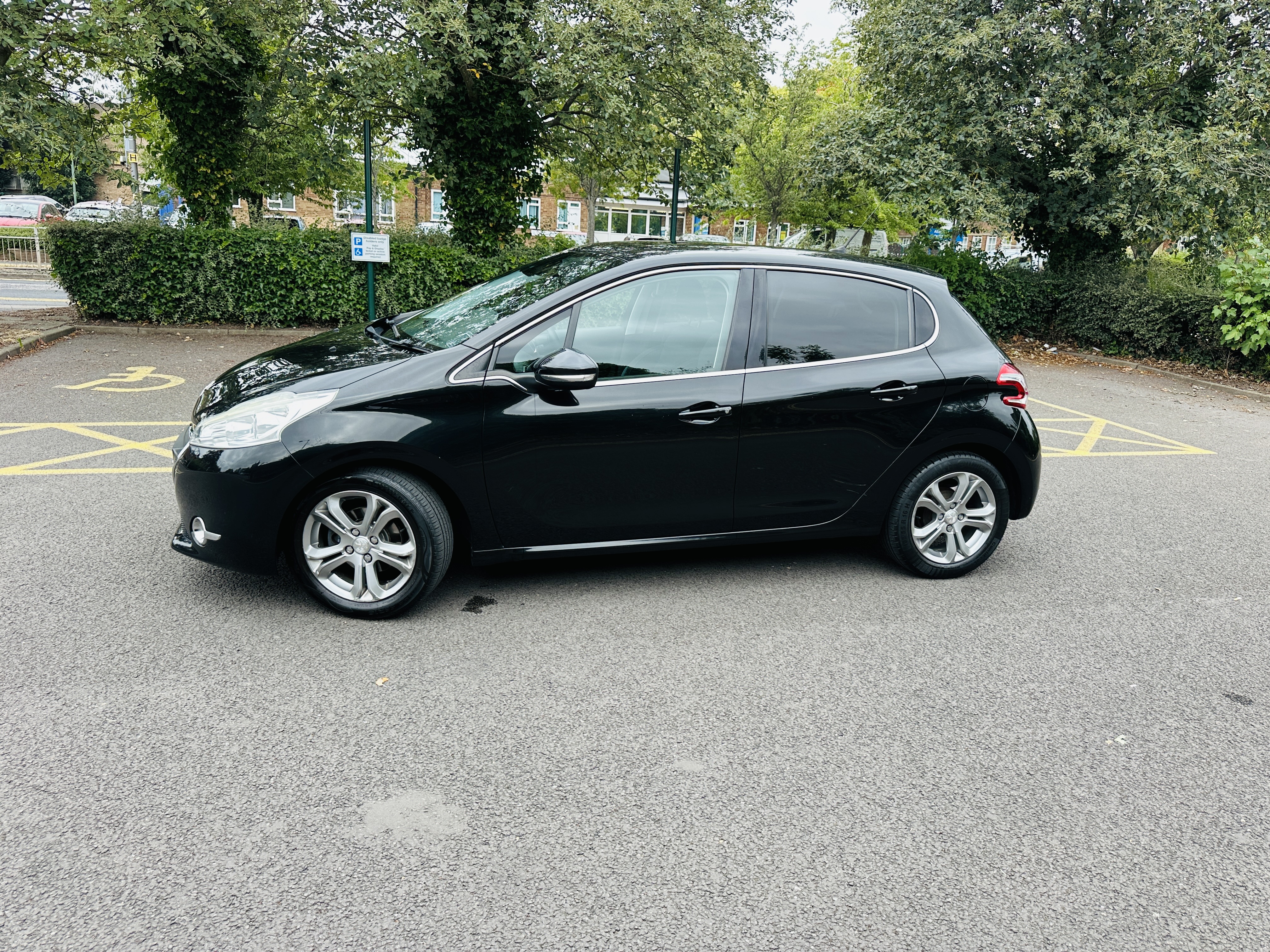Peugeot 208 1.2 VTi PureTech Allure Hatchback 5dr Petrol Manual Euro 6 (82 ps)